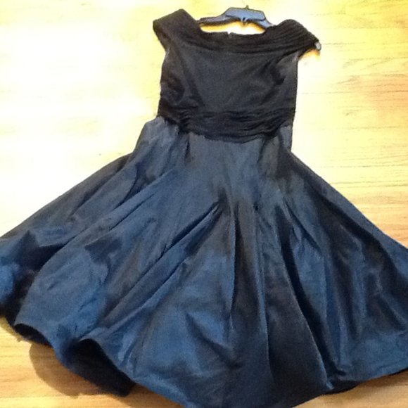 Gorgeous Tadashi Shoji Black Gown - Picture 3 of 5